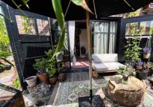 terrasse aménagée pour l'été à la Guesthouse Rotterdam