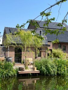 petite maison à louer type airbnb au bord d'un canal dans la ville de Rotterdam aux Pays-Bas