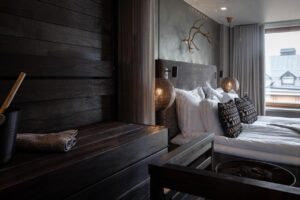 sauna privé avec vue sur l'intérieur de la chambre dans une chambre de l'hôtel Lapland Hotels Bulevardi