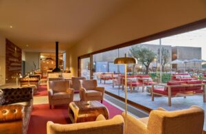 bar lounge de l'hôtel avec cheminée et terrasse