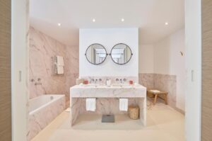 salle de bain spacieuse d'une des chambres de l'hôtel
