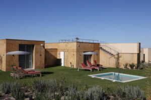 suite avec 2 chambres séparées pour 4 personnes, une piscine privée dans le jardin et un toit terrasse