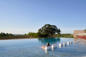 piscine extérieure de l'hôtel au milieu du domaine verdoyant
