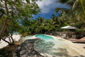 une des piscines de l'hôtel dans un cadre intimiste et naturel, face à l'océan