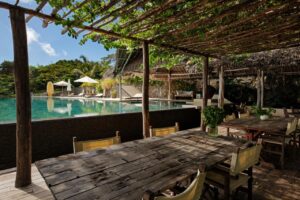 espace salle à manger extérieure située à côté de la piscine à débordement