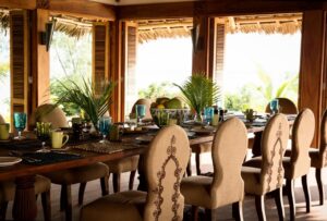 salle à manger intérieure de l'hôtel Qambani Luxury Resort à l'ambiance d'une grande maison de famille