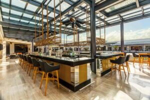 bar principal de l'hôtel surtout utilisé en soirée