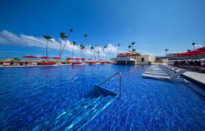 piscine avec vue mer à l'hôtel Royalton Bavaro sur la plage de Bavaro à Punta Cana en République Dominicaine