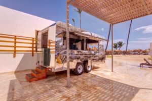 snack ouvert pour le déjeuner et accessible depuis la plage privée de l'hôtel