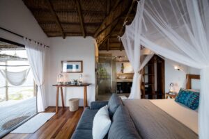 lodge avec douche ouverte sur la chambre et donnant sur une terrasse privée