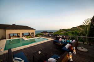 salon détente au bord de la piscine extérieure