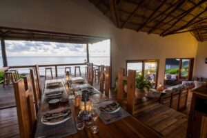 salle à manger ouverte sur une terrasse à la vue panoramique