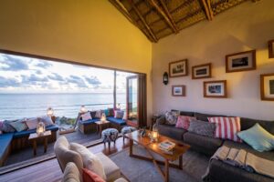 salon et terrase du bar de l'écolodge Sava Dunes au Mozambique