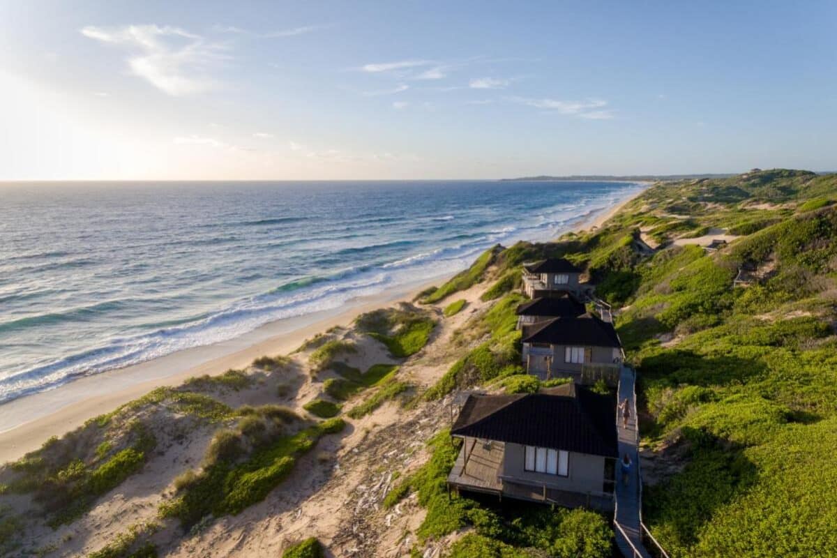 vue aérienne du Sava Dunes, Ecolodge luxueux et romantique pour un séjour en pleine nature au Mozambique