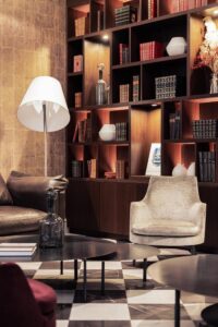 salon d'accueil avec bibliothèque à l'hôtel Villas Foch Boutique Hotel Bordeaux
