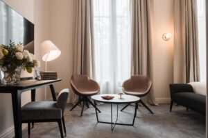 petit salon détente et bureau dans la chambre deluxe