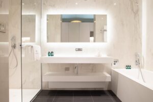 salle de bain dans une des suites de l'hôtel comprenant une douche et une baignoire