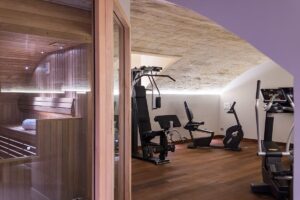 salle de fitness et sauna accessible dans le spa de l'hôtel