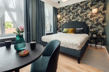 espace nuit dans un studio avec kitchenette dans une résidence hôtel de Riga en Lettonie