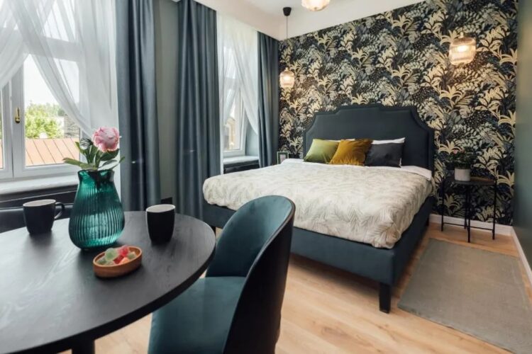 espace nuit dans un studio avec kitchenette dans une résidence hôtel de Riga en Lettonie