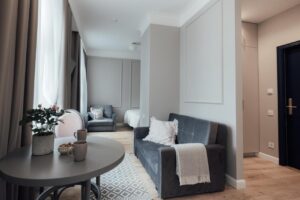 grande suite studio avec espace nuit, espace séjour et kitchenette dans un appart hôtel résidence de Riga