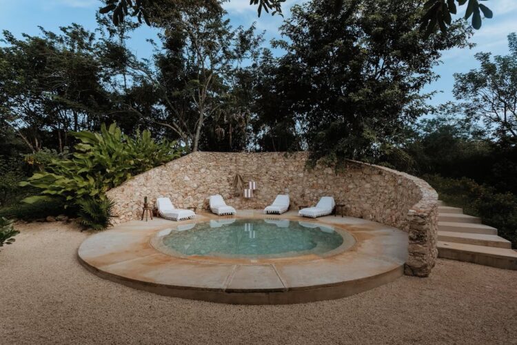 piscine extérieure rappelant les Cenotes de la région