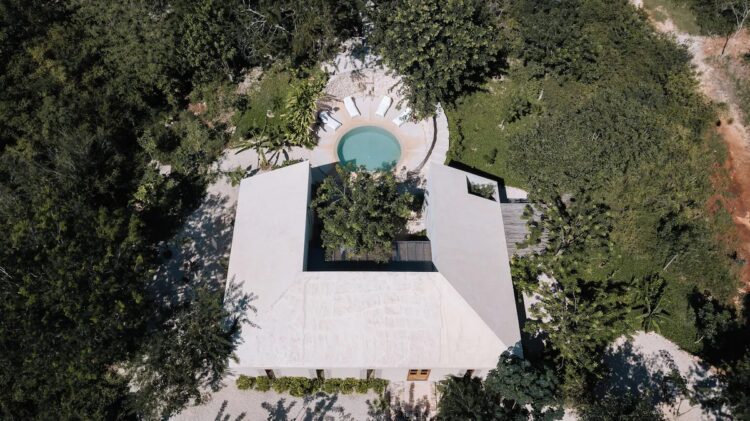 vue aérienne de la maison principale avec la piscine