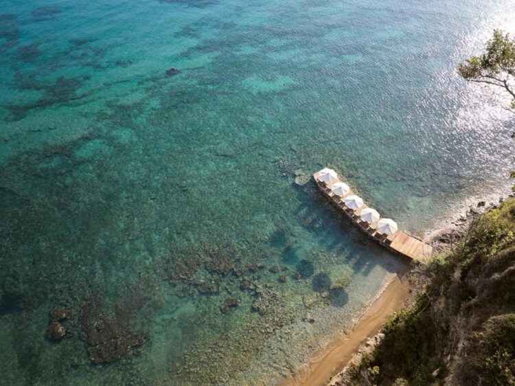 petite plage privée de l'hôtel sur un ponton