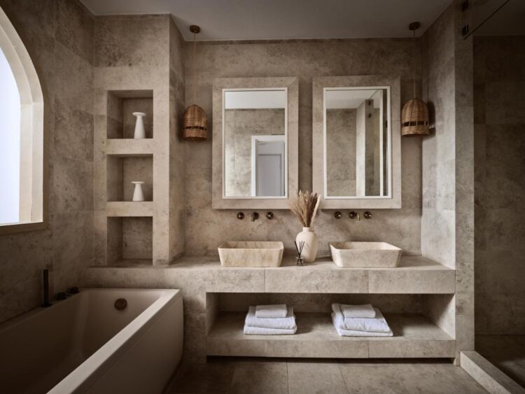 exemple de salle de bain luxueuse et cosy que l'on peut trouver dans les suites et les villas de l'hôtel