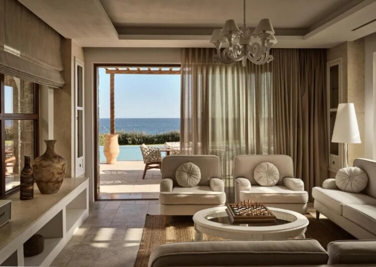 séjour d'une villa avec vue sur la piscine privée