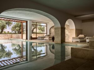 piscine intérieure du spa de l'hôtel