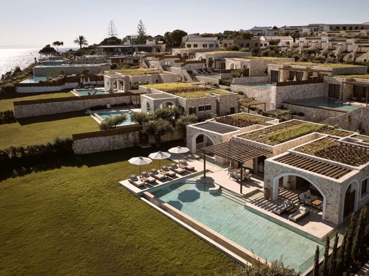vue aérienne des piscines privées des villas vue mer