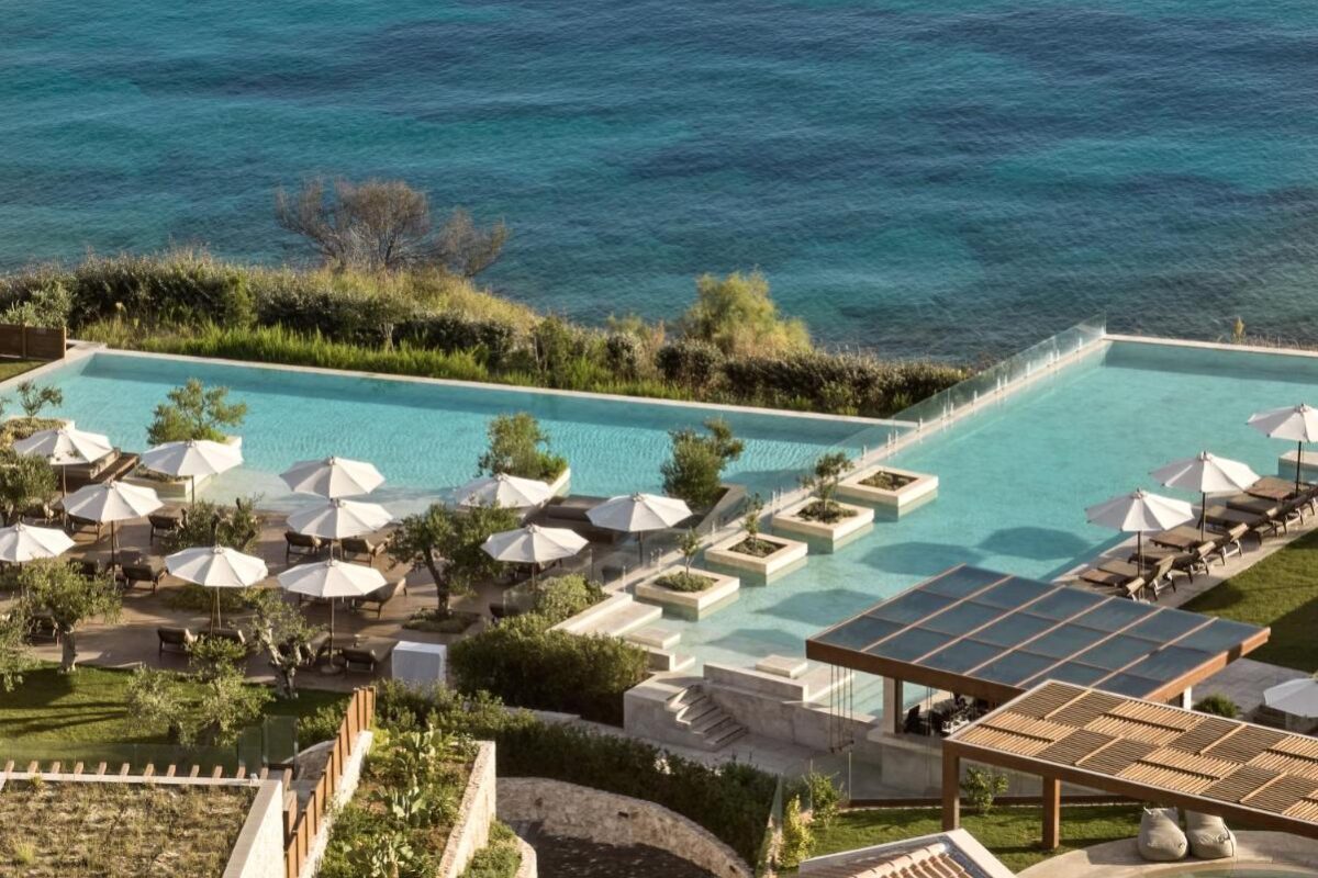 vue aérienne des piscines de l'hôtel 5* Lesante Cape Resort and Villas dans les Iles Grecques Ioniennes