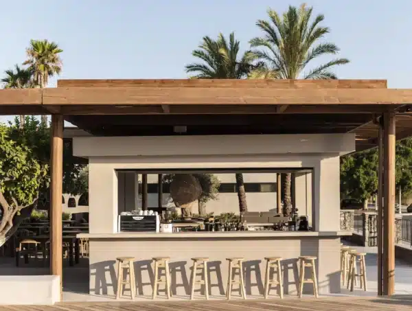 bar extérieur de l'hôtel au bord de la piscine