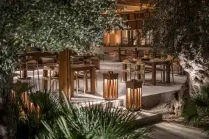 ambiance feutrée en soirée au restaurant de l'hôtel