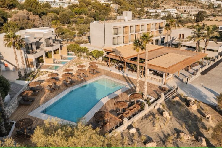 vue aérienne de l'hôtel avec la terrasse et la piscine extérieure