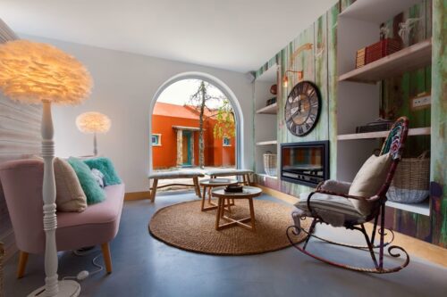 séjour d'une suite avec une cheminée pour l'ambiance cosy et romantique