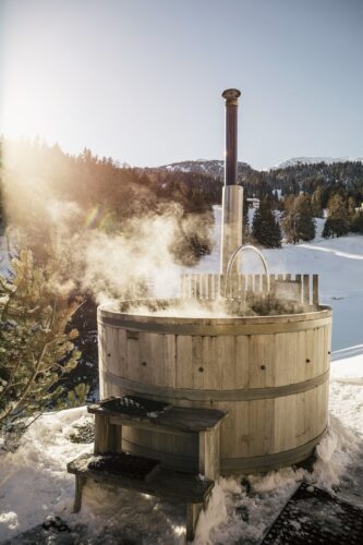 bain nordique en plein air au spa de l'hôtel Maiensässhotel Guarda Val, une pépite où dormir en Suisse, dans le canton des Grisons