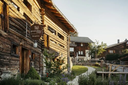 vue extérieure des différents chalets qui composent l'hôtel