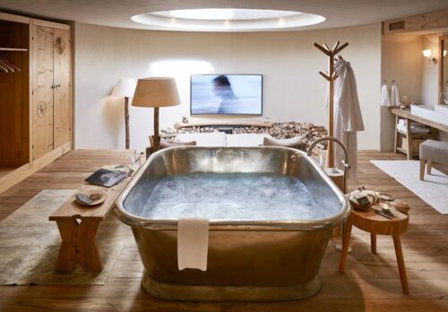 spa privatif avec jacuzzi, sauna et dôme panoramique dans une suite romantique en Suisse