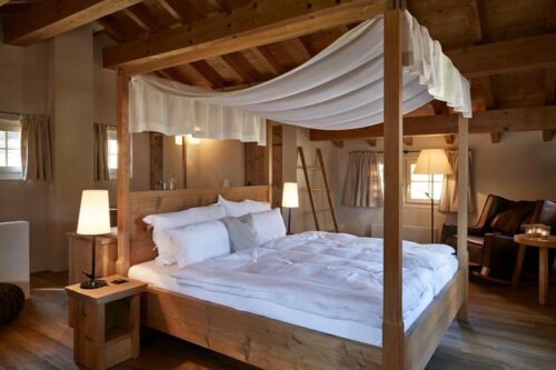 suite cosy et élégante dans un chalet traditionnel authentique dans les Alpes Suisses