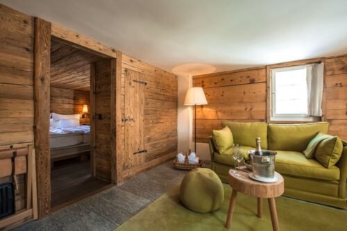 suite avec espace séjour et chambre séparée à l'hôtel Maiensässhotel Guarda Val