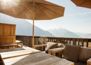 terrasse de l'hôtel dans un cadre de montagne idyllique