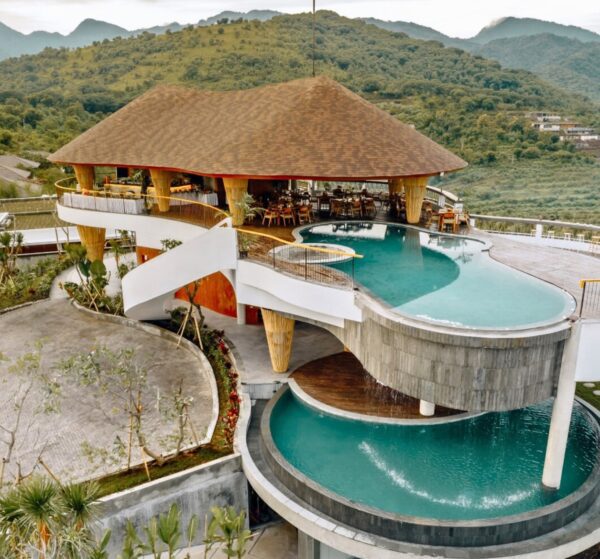 restaurant et piscine extérieure de l'hôtel