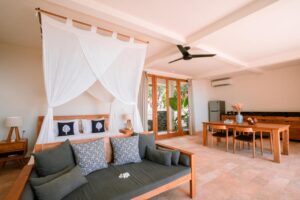 intérieur d'une villa avec espace nuit, espace séjour et cuisine équipée ouverte sur le séjour