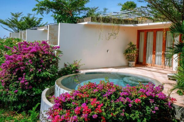 piscine extérieure privée dans une des villas vue océan