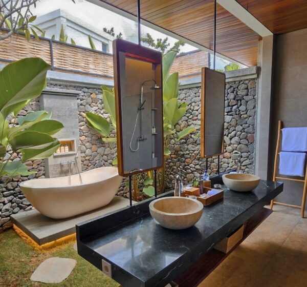 salle de bain avec baignoire en extérieur dans une des villas du Sumberkima Resort