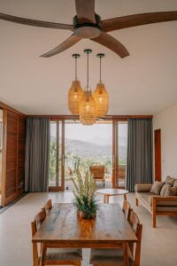 intérieur du séjour d'une des villas vue montagne à l'hôtel Sumberkima Resort à Bali