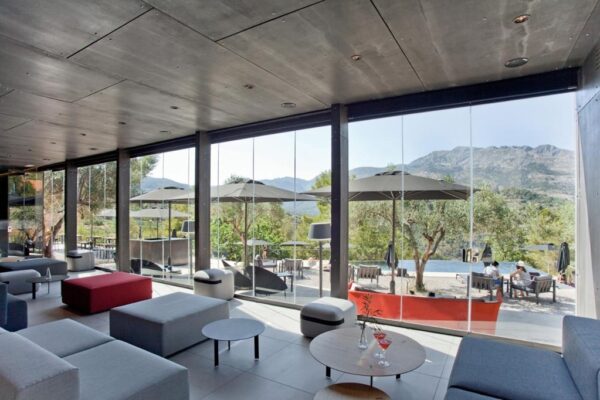 salon avec baies vitrées panoramique sur les montagnes
