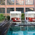 piscine extérieure chauffée dans la cour de l'hôtel